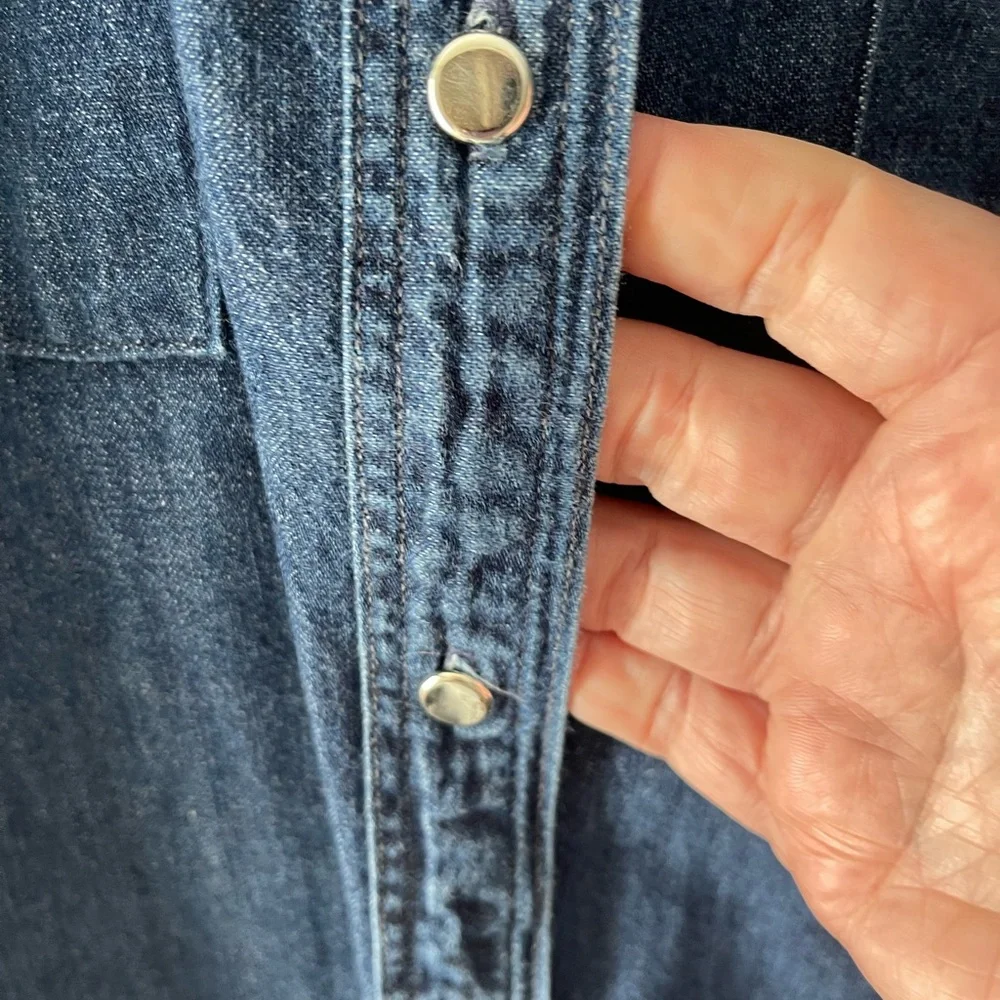 GOLDSIGN LADIES LARGE DENIM L/S SHIRT WITH SILVER TONE BUTTONS - Picture 2 of 4
